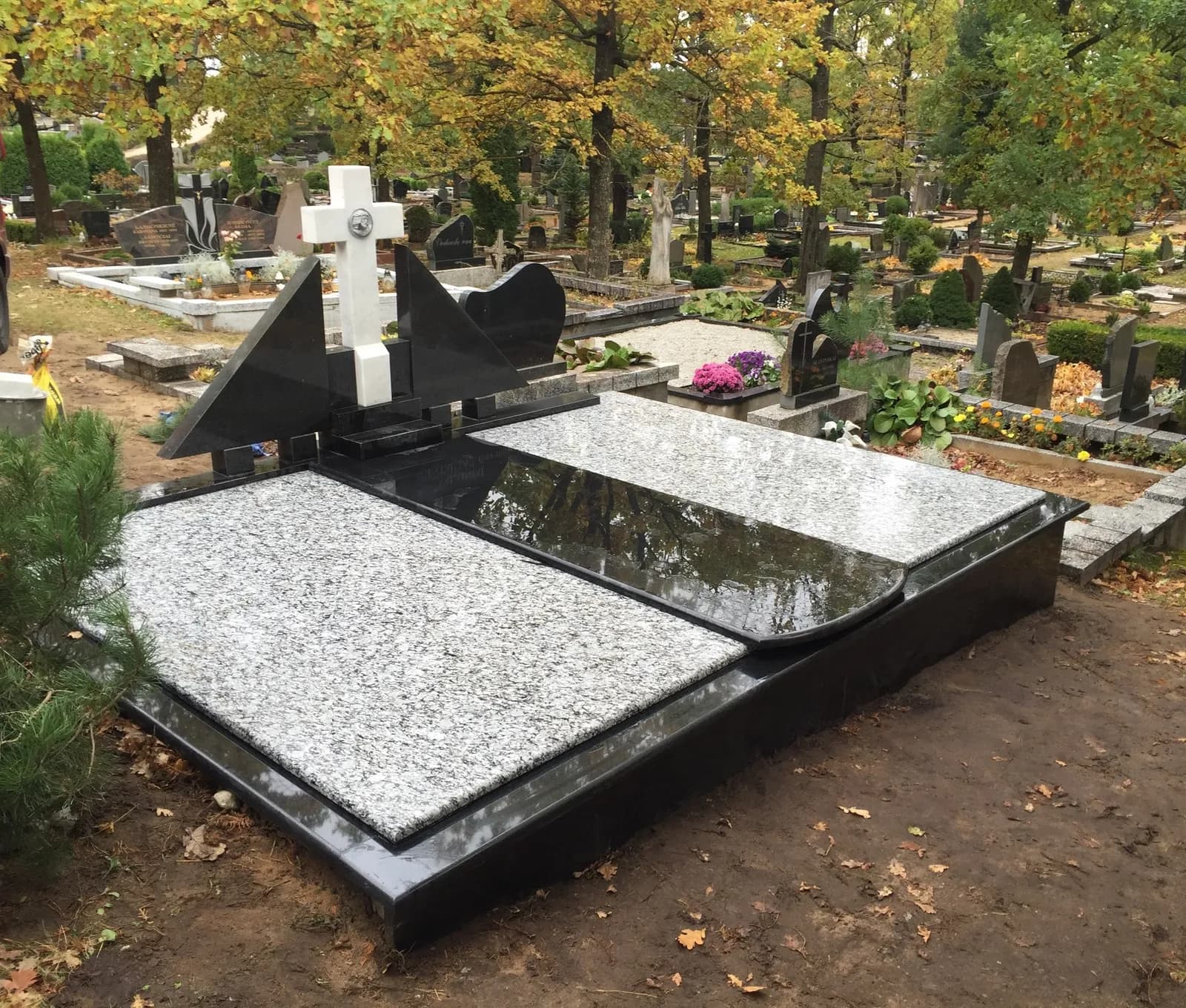 Granito kapavietės danga su paminklu