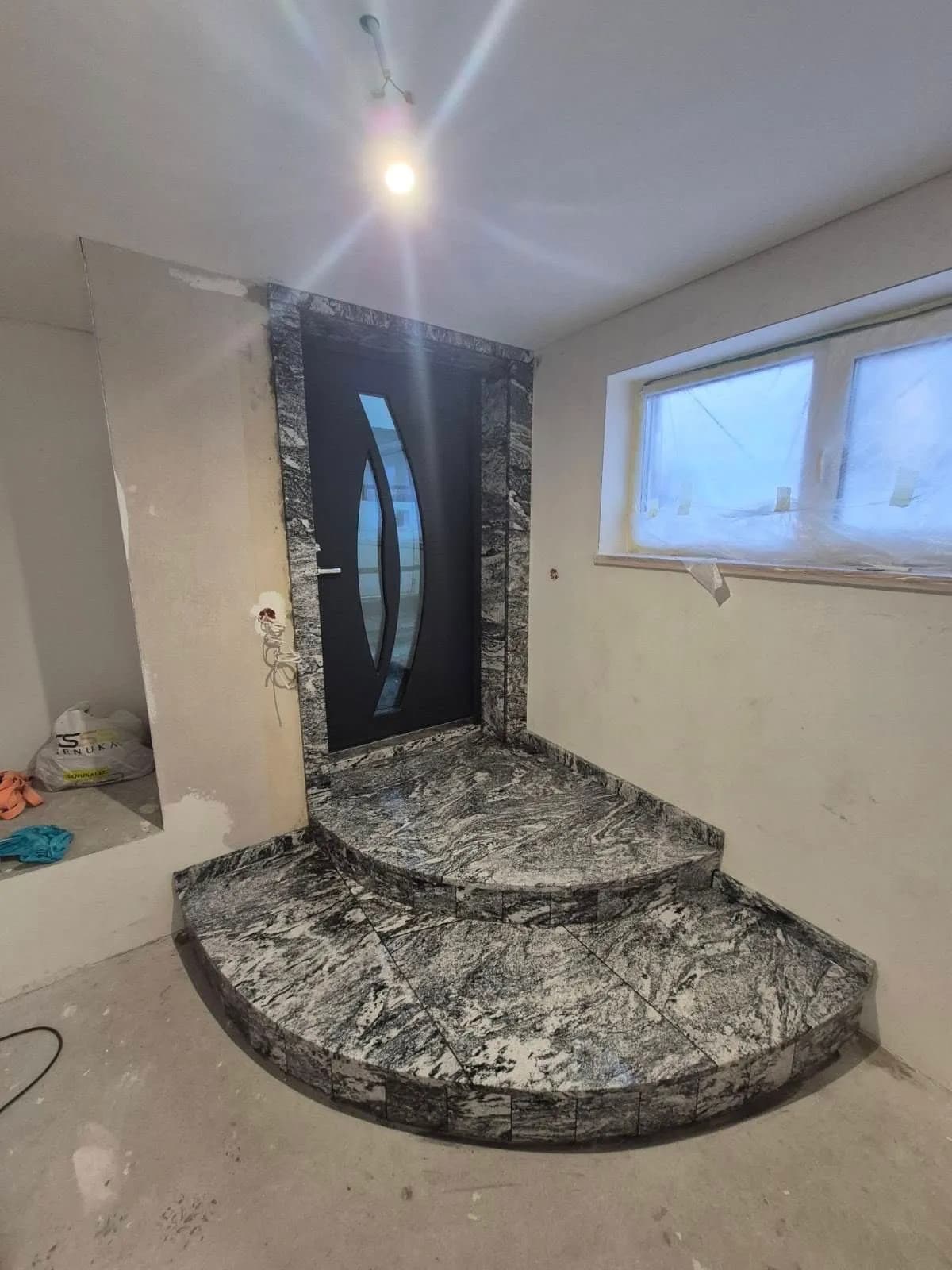 Granitu apdailinti laiptai ir įėjimo zona