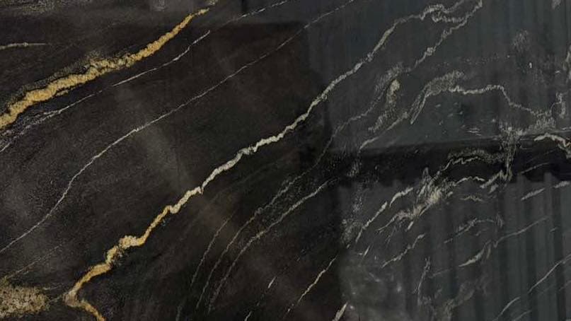 Kvarcitas „Titanium Gold“ akmens plokštės paviršius
